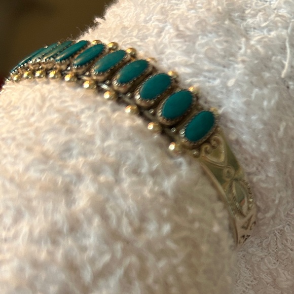 Vintage ZUNI Native American Needlepoint Sterling Bangle~15 Stones~Hammered side - Picture 2 of 10